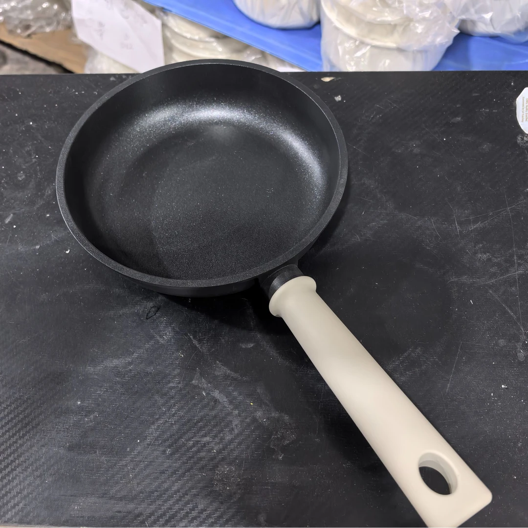 【外贸原单】20cm黑色钛陶瓷煎锅无盖网红滑蛋锅平底锅【白手柄】