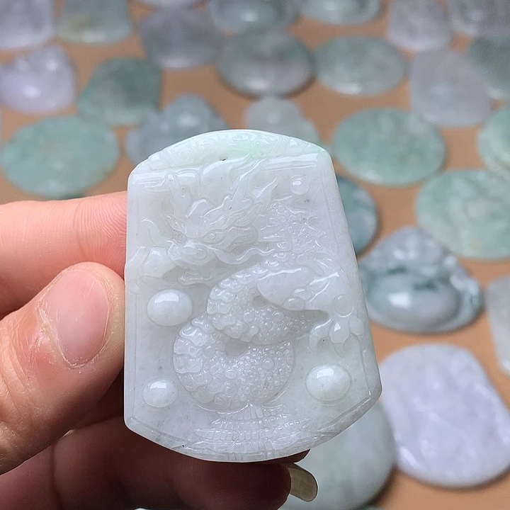 翡翠未镶嵌颈饰龙牌