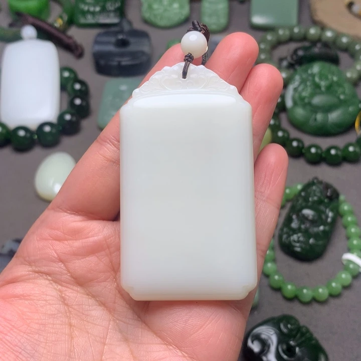 旭***飞和田玉未镶嵌颈饰