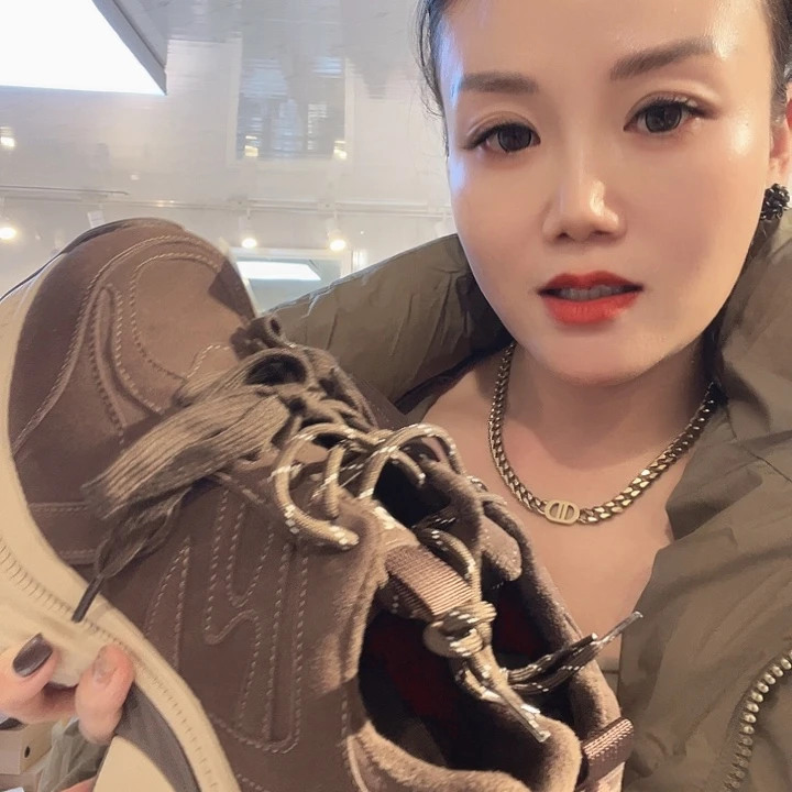 438。咖啡色一个鞋子