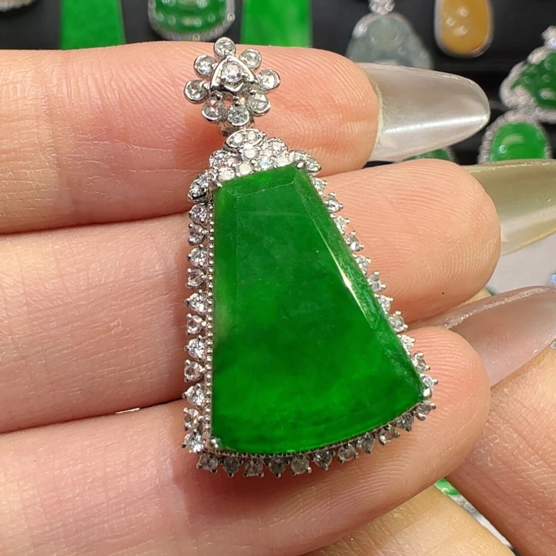 颈饰18K金镶嵌翡翠