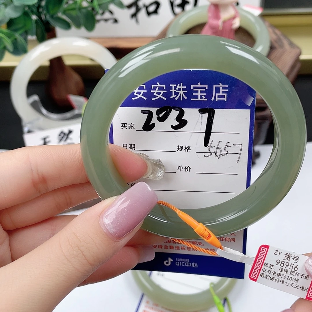 和田玉未镶嵌手镯