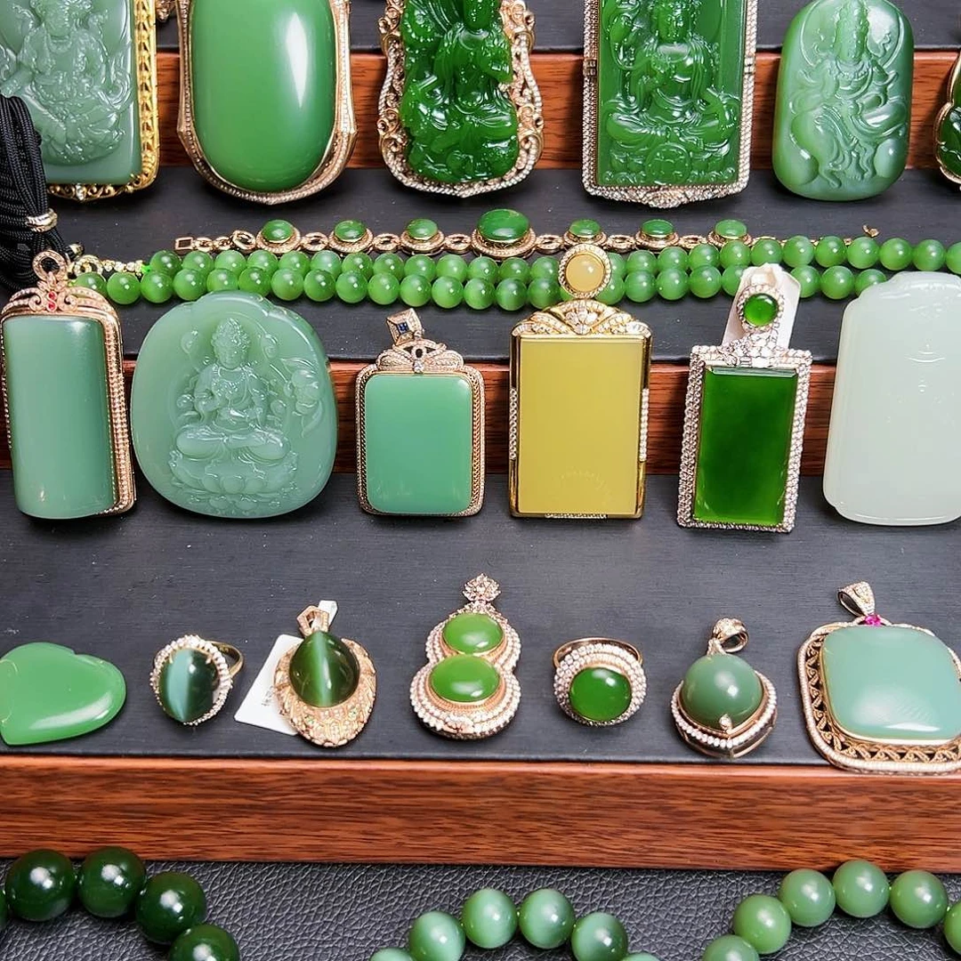 和田玉（碧玉）18K金镶嵌颈饰碧玉吊坠