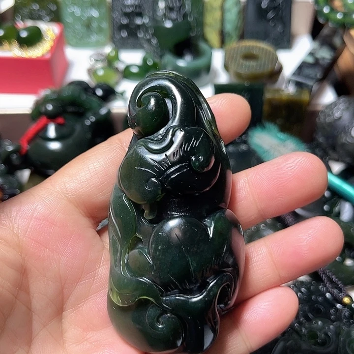 蛇纹石玉未镶嵌颈饰