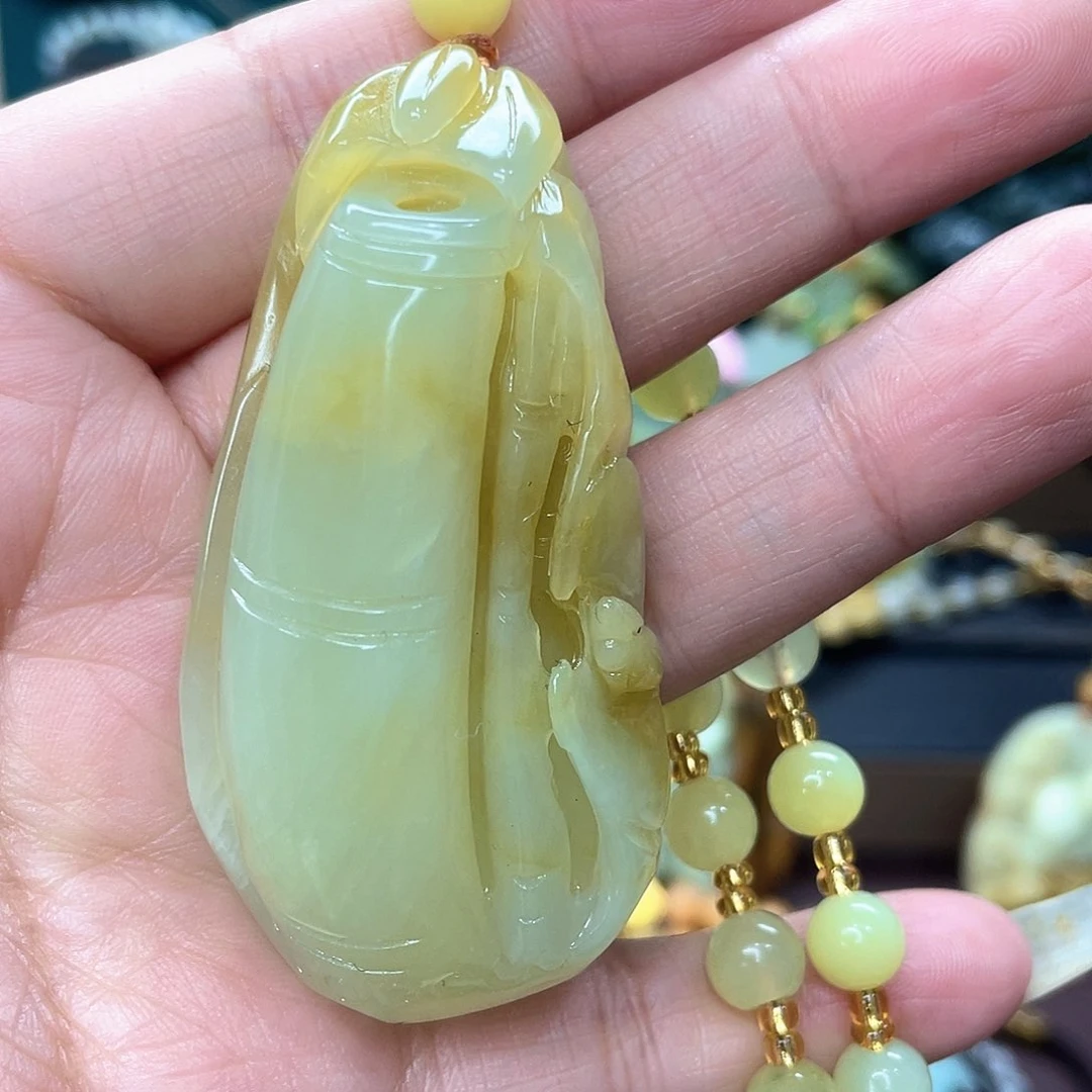 蛇纹石玉颈饰未镶嵌