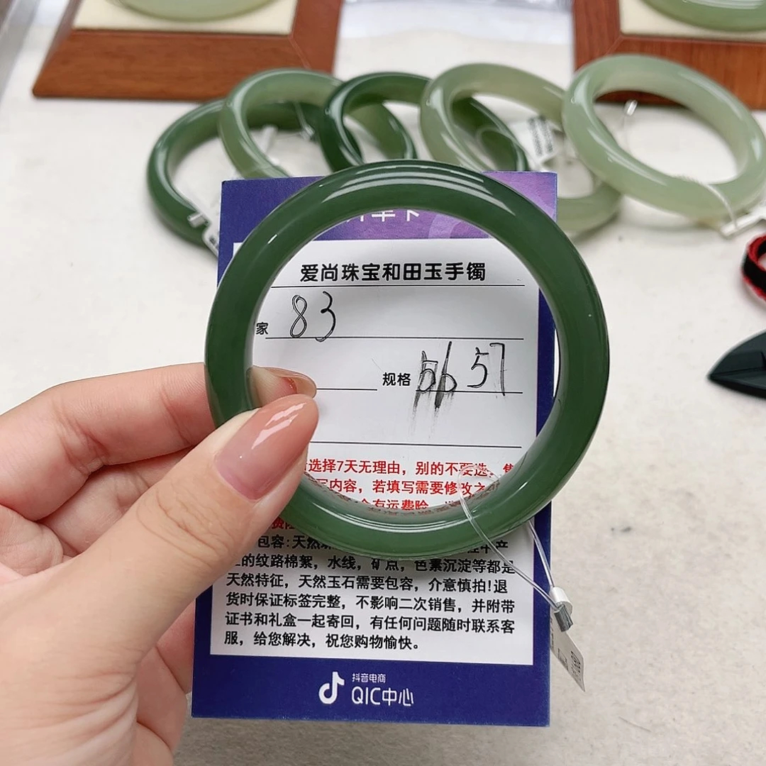 和田玉手镯未镶嵌众****醒