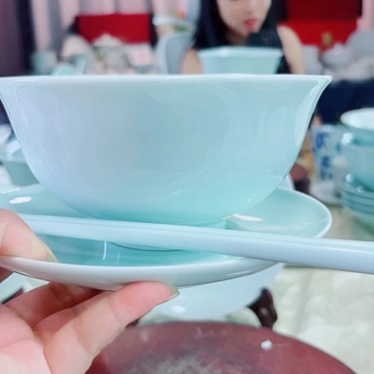 青瓷五英寸碗六英寸碗七英寸盘各一个筷子一双