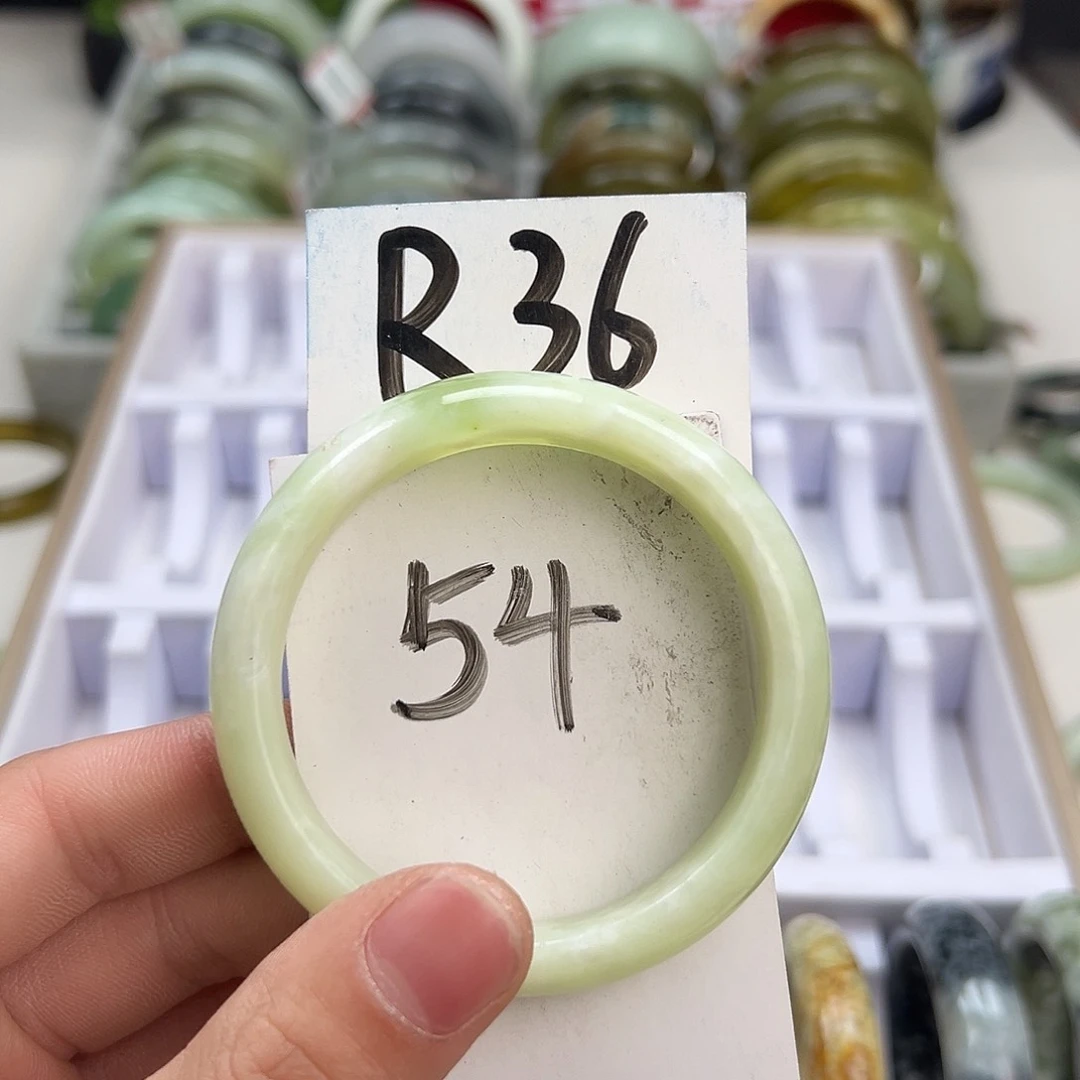 岫玉手镯未镶嵌天然岫玉微瑕，可以正常佩戴