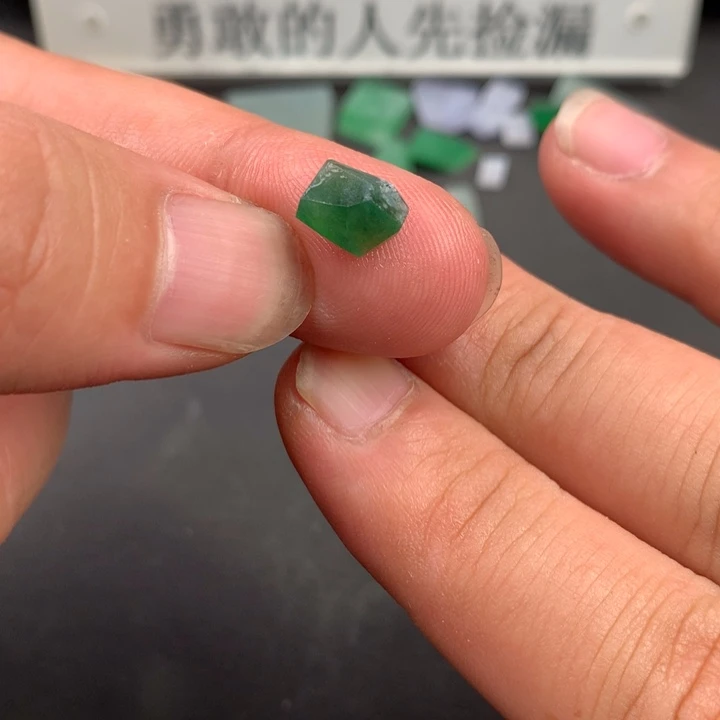 定制翡翠未镶嵌材料定制