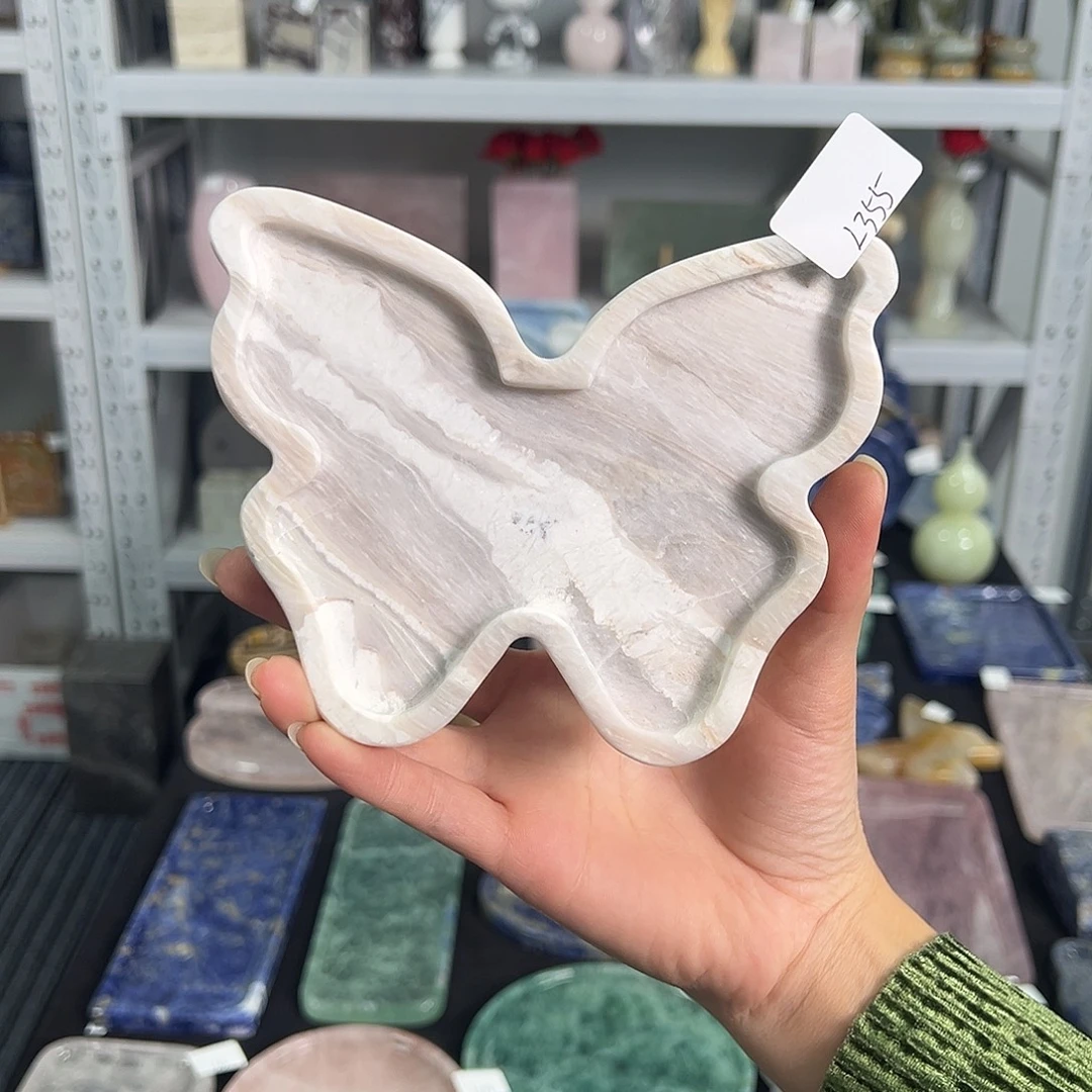 石材凤白玉蝴蝶。  微补。   355