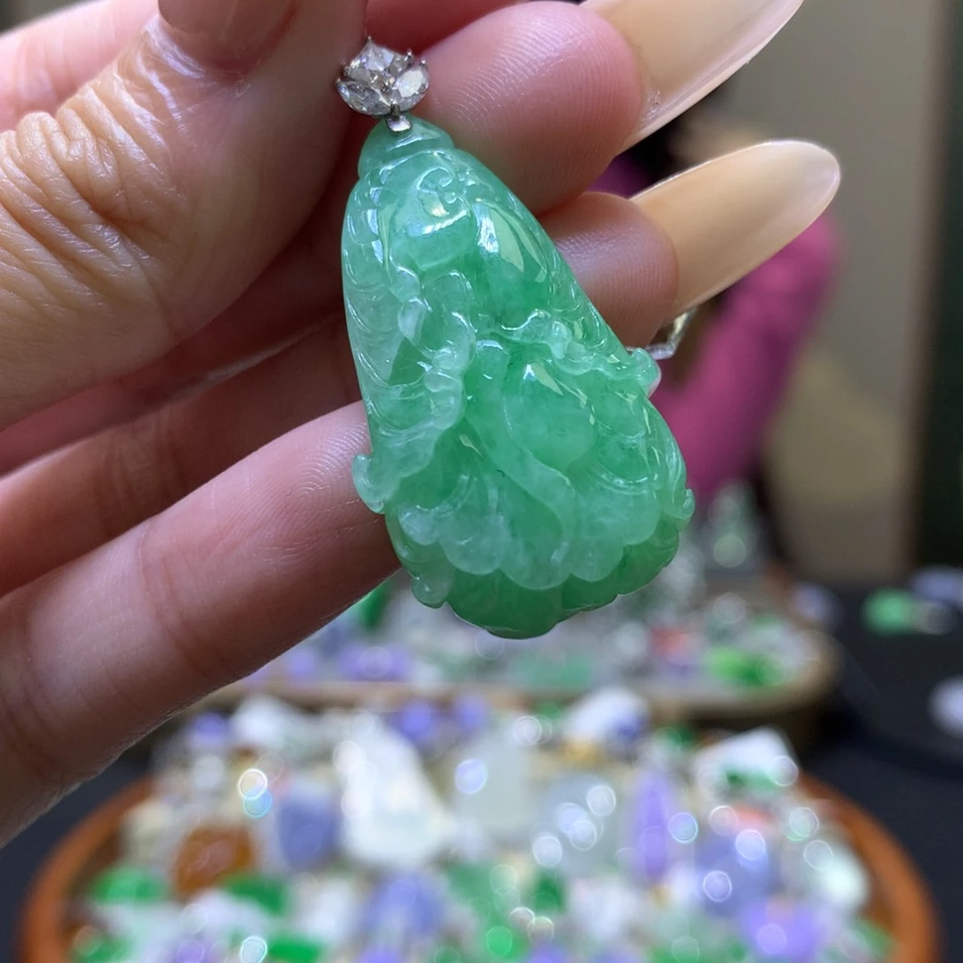 颈饰18K金镶嵌翡翠