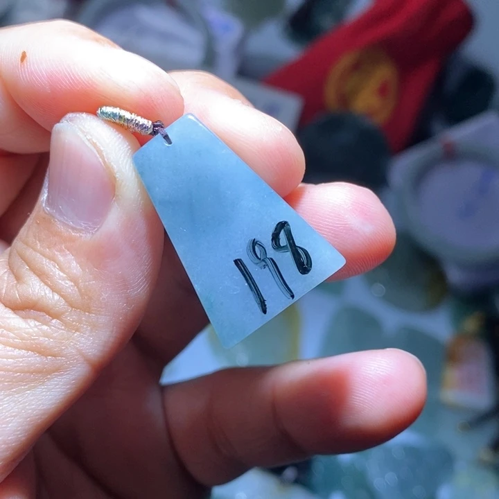 翡翠吊坠(赠链)未镶嵌