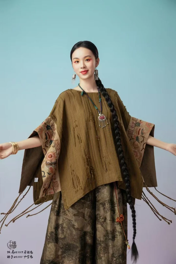 千椿物禧原新2025春季款新款中式国风时尚重工刺绣百搭茶褐色披肩