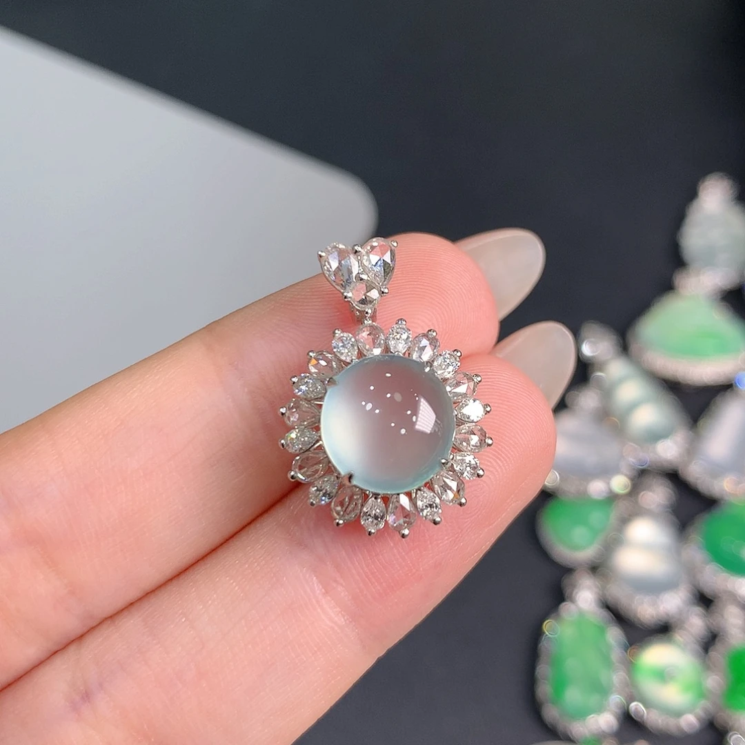 翡翠18K金镶嵌颈饰海蓝之谜冰蛋面