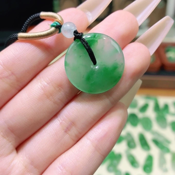 石英质玉（非洲翠）未镶嵌颈饰