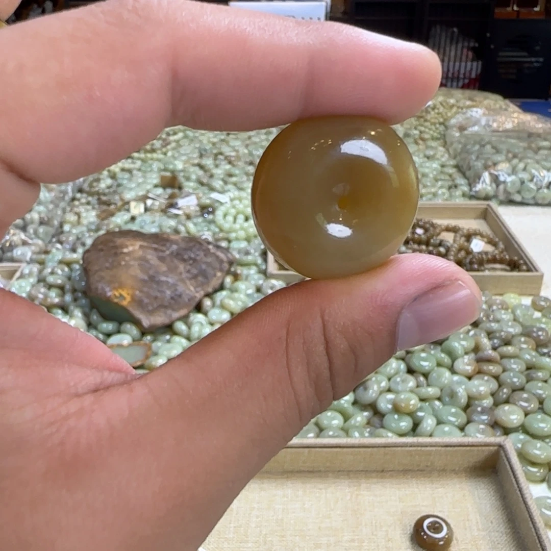 颈饰未镶嵌岫岩老玉（透闪石质玉）