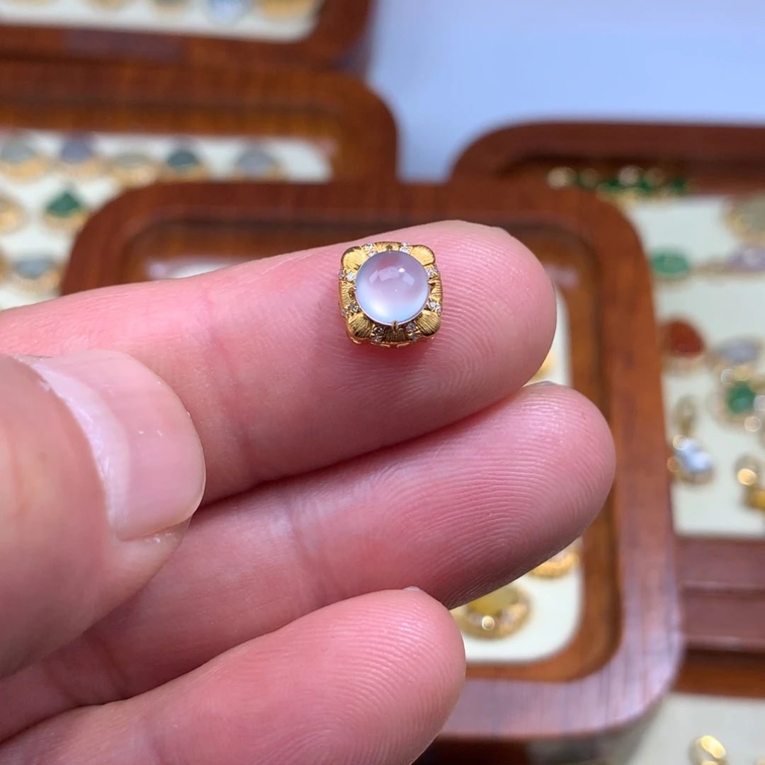 翡翠18K金镶嵌颈饰蛋面