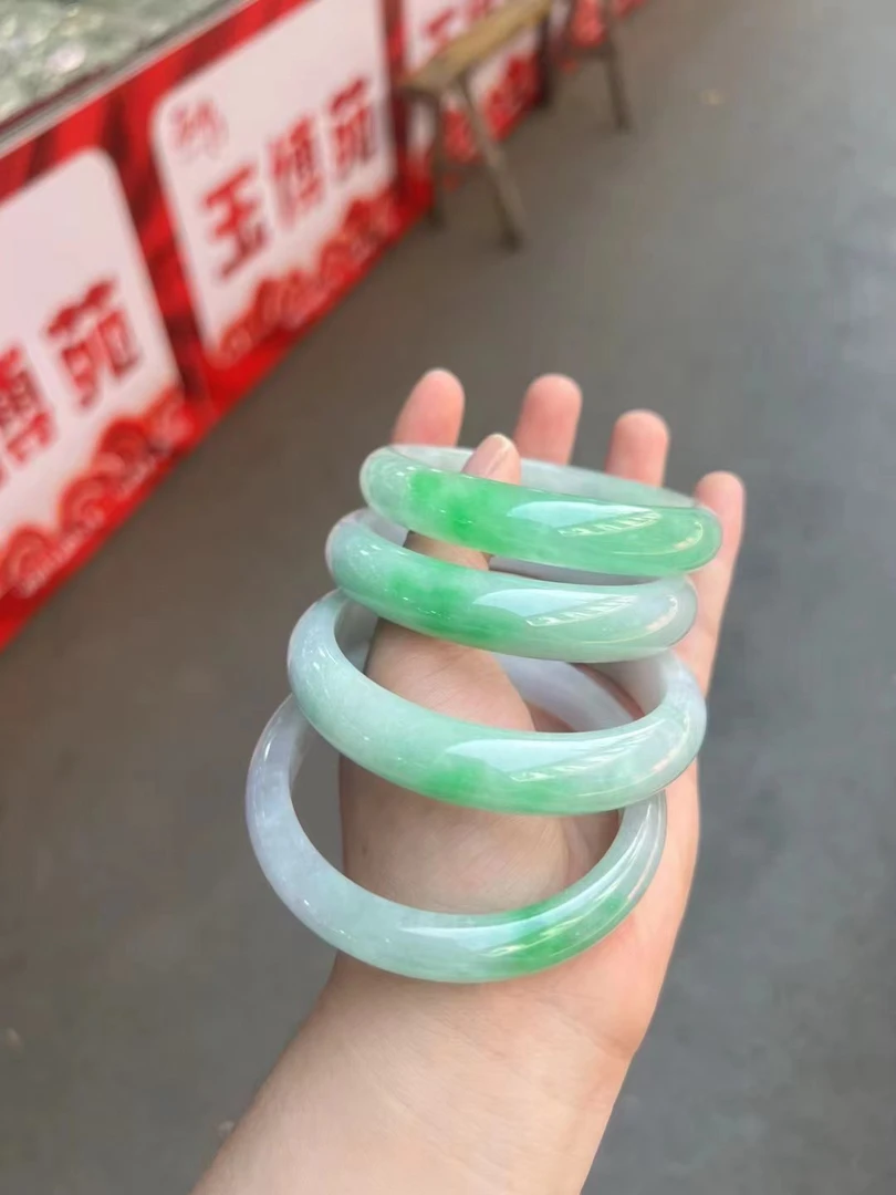 时尚女王冰种手镯