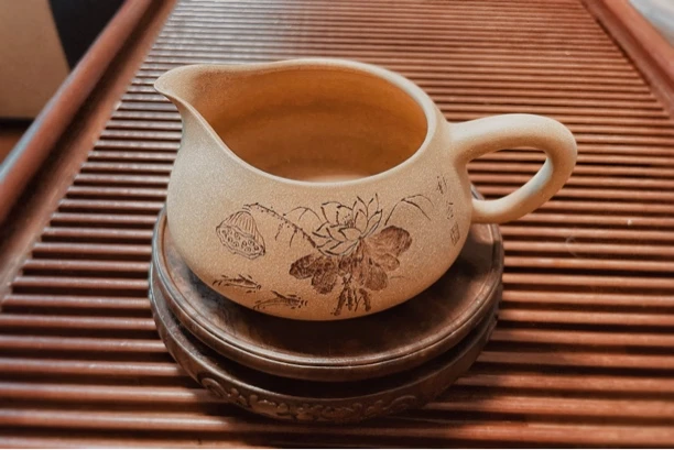 公道杯 带把 黄段泥