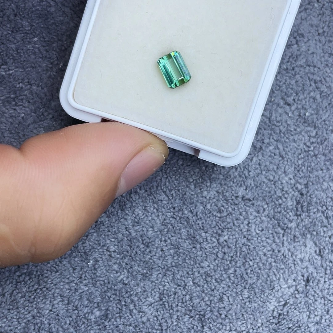 未镶嵌裸石碧玺1.2Ct。