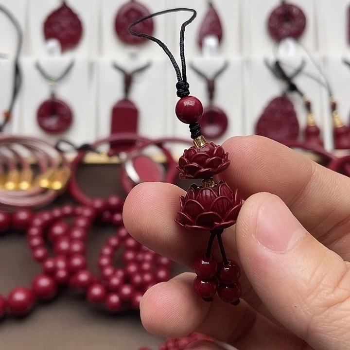 紫砂朱砂手机挂莲花款