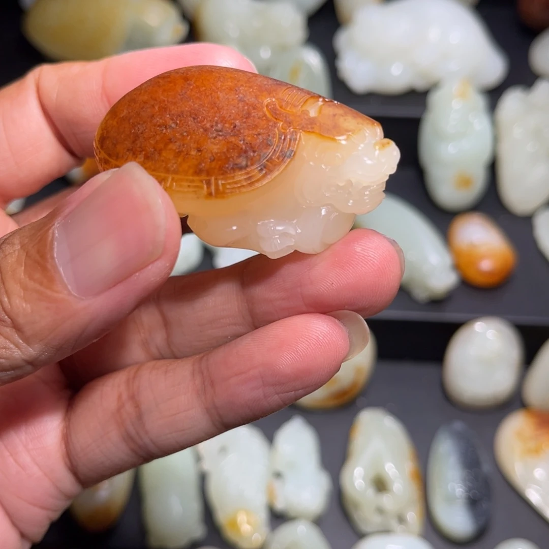 用***忧和田玉未镶嵌颈饰