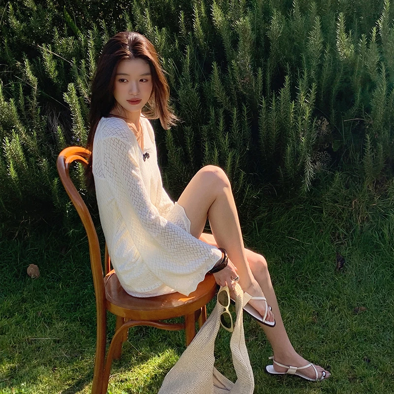 【月光与诗】RARE ME高级法式设计感纯色V领喇叭袖镂空针织连衣裙