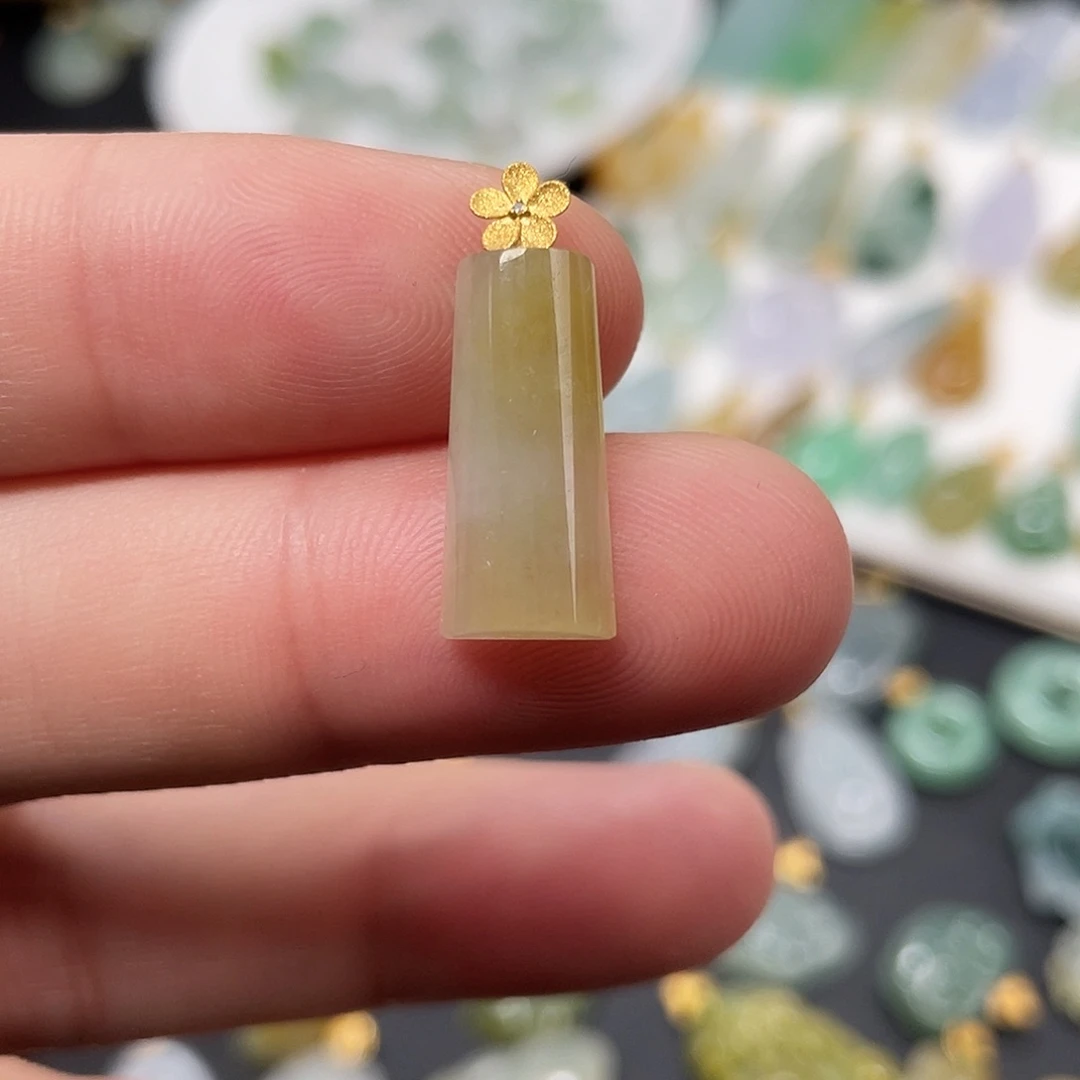 翡翠18K金镶嵌颈饰无事牌