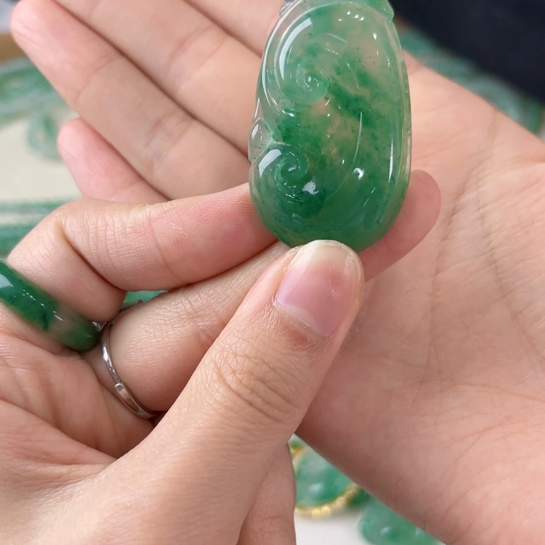 颈饰未镶嵌石英质玉