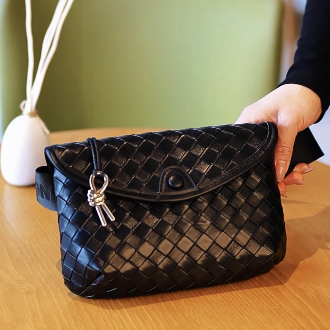 2025春季上新软皮纯色格子女包单肩斜挎腰包胸包个性女士菱格方包