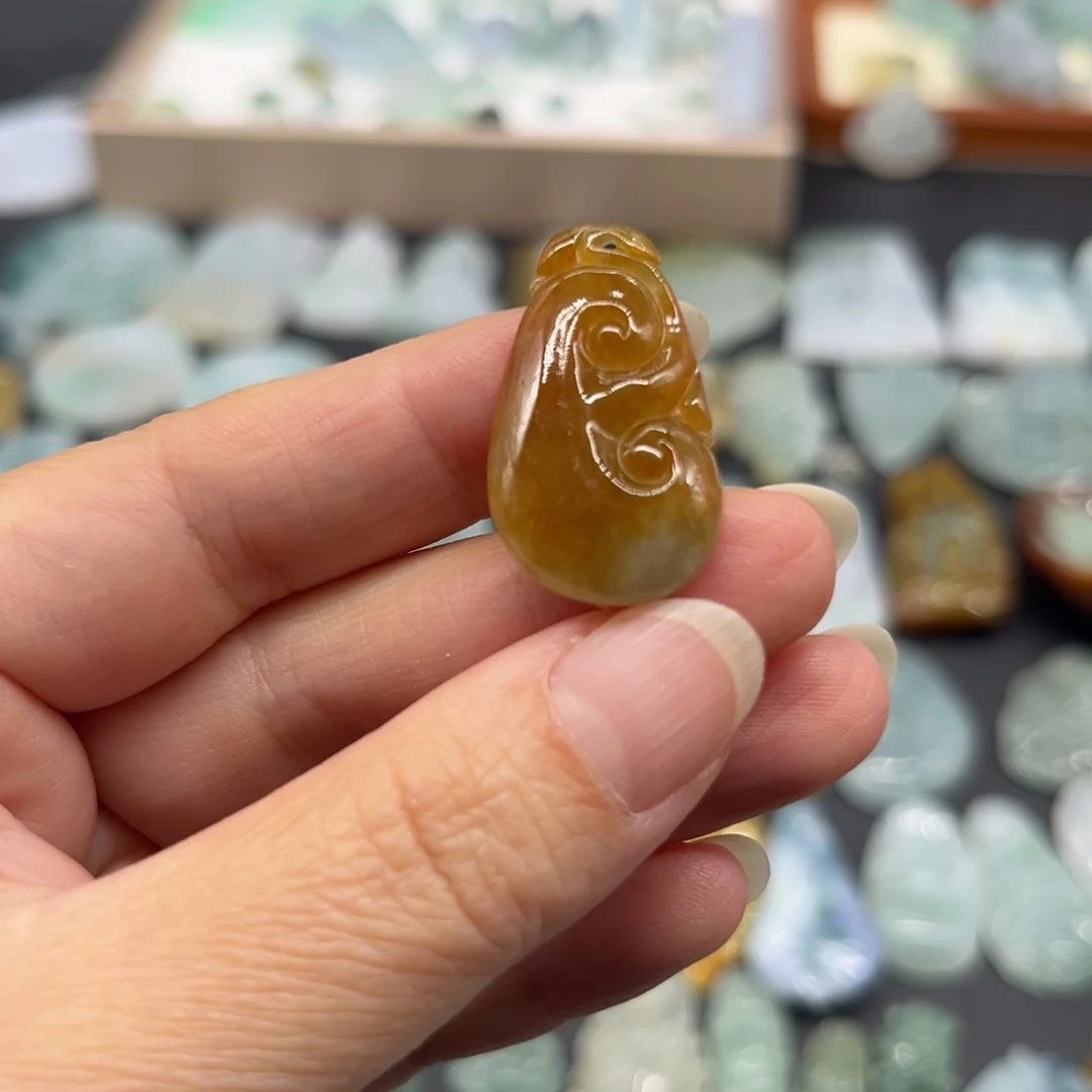 翡翠未镶嵌颈饰如意