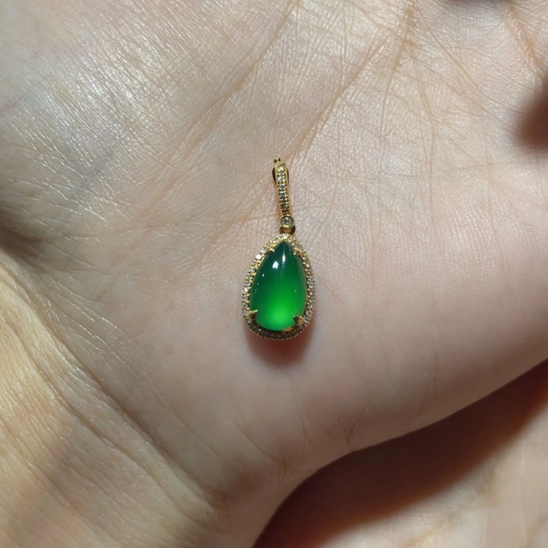 【闪购商品】翡翠18K金镶嵌颈饰被****鱼