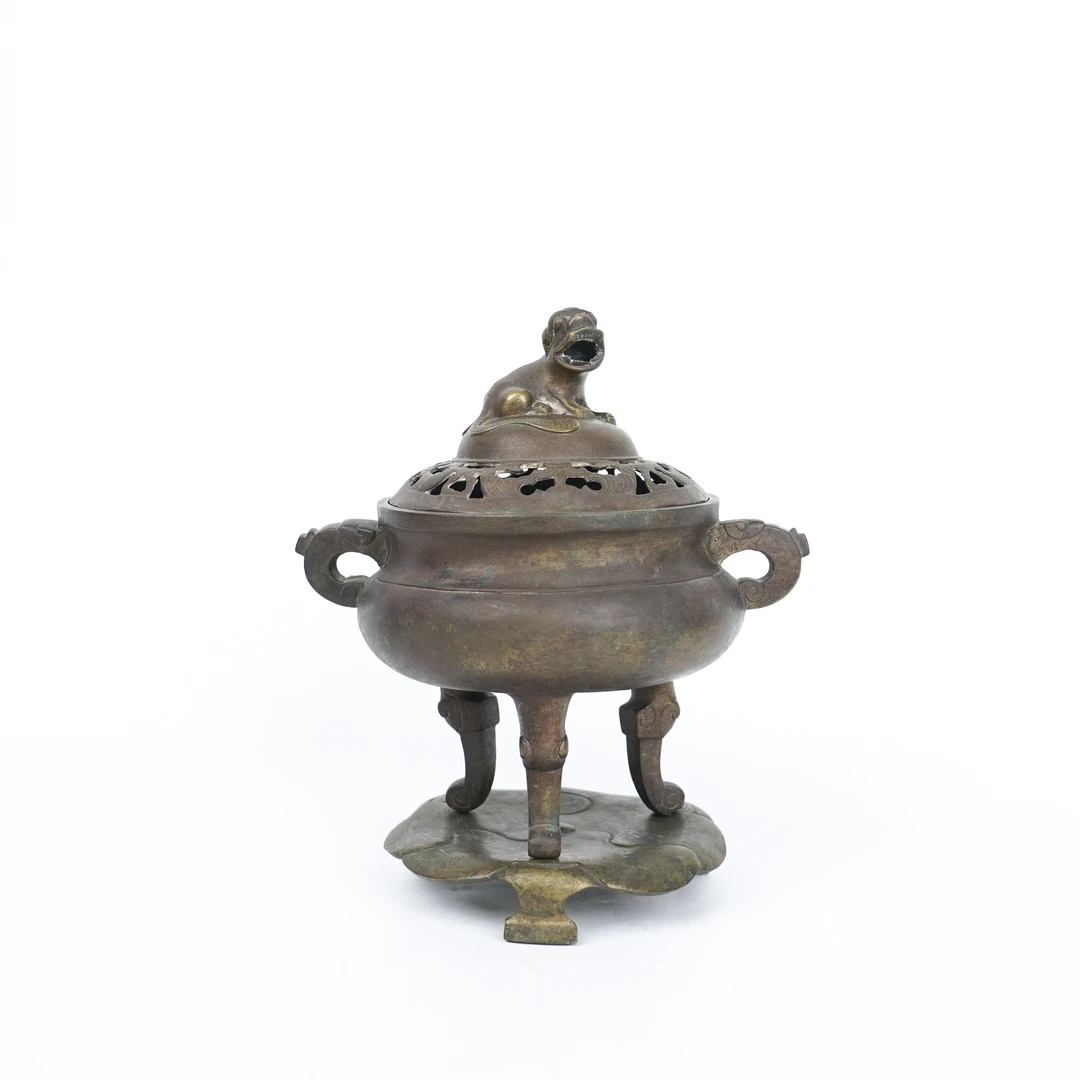 Lot036清中期大明宣德年制款狮钮铜薰炉