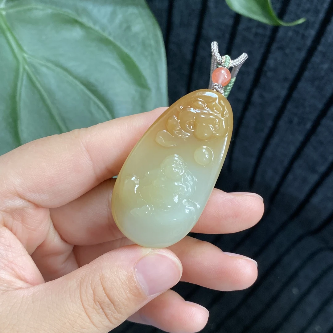 且末糖白佛公吊坠
