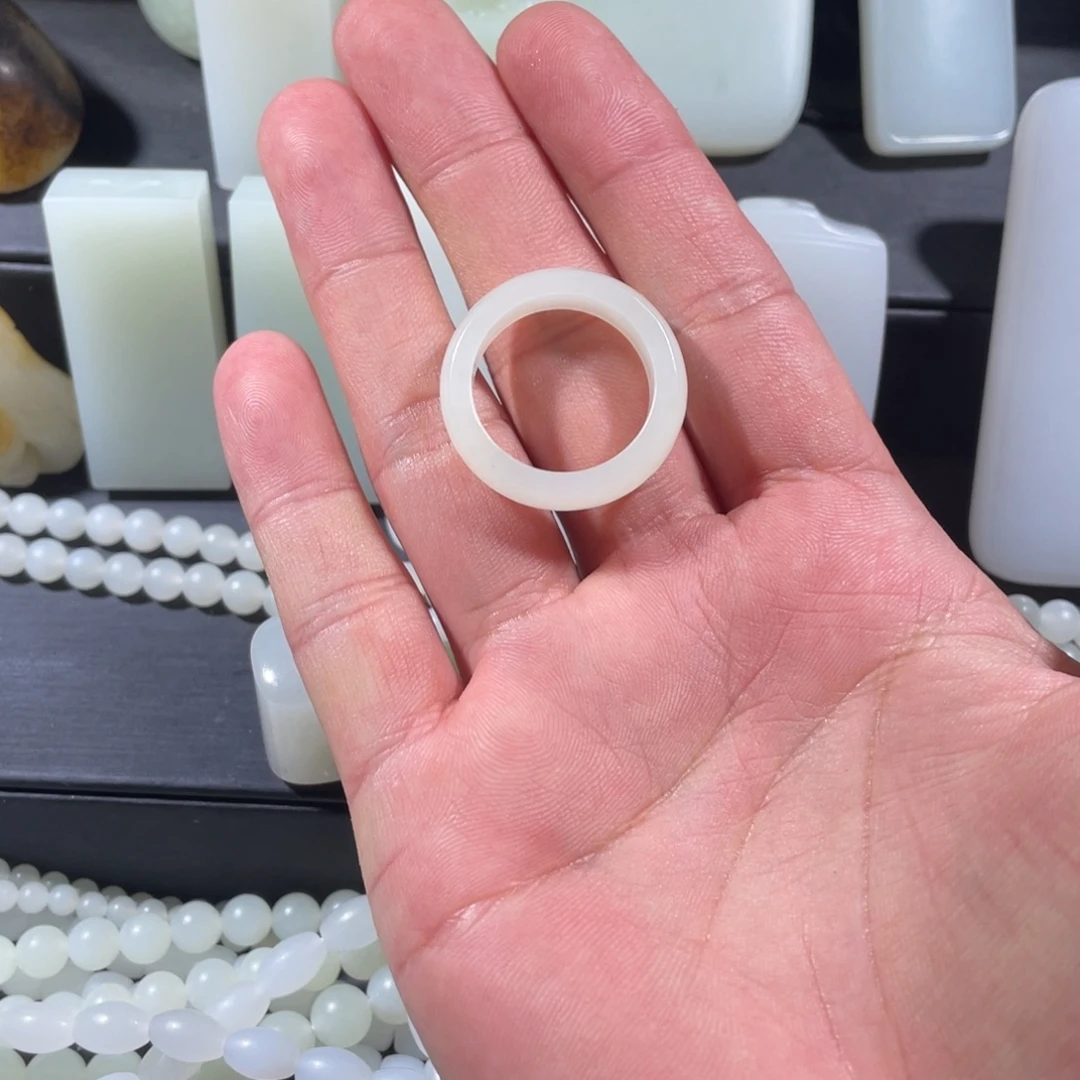 和田玉未镶嵌颈饰戒指