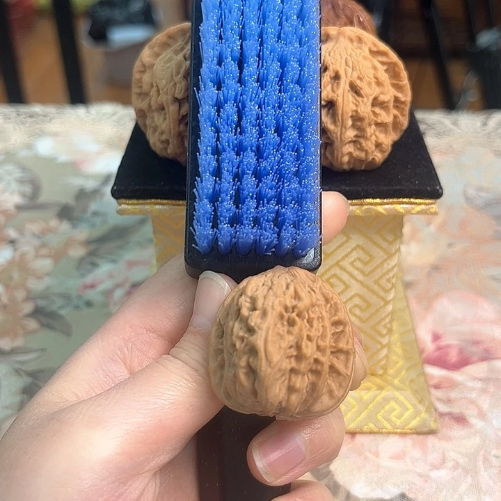 文玩核桃把件一只核桃送刷子