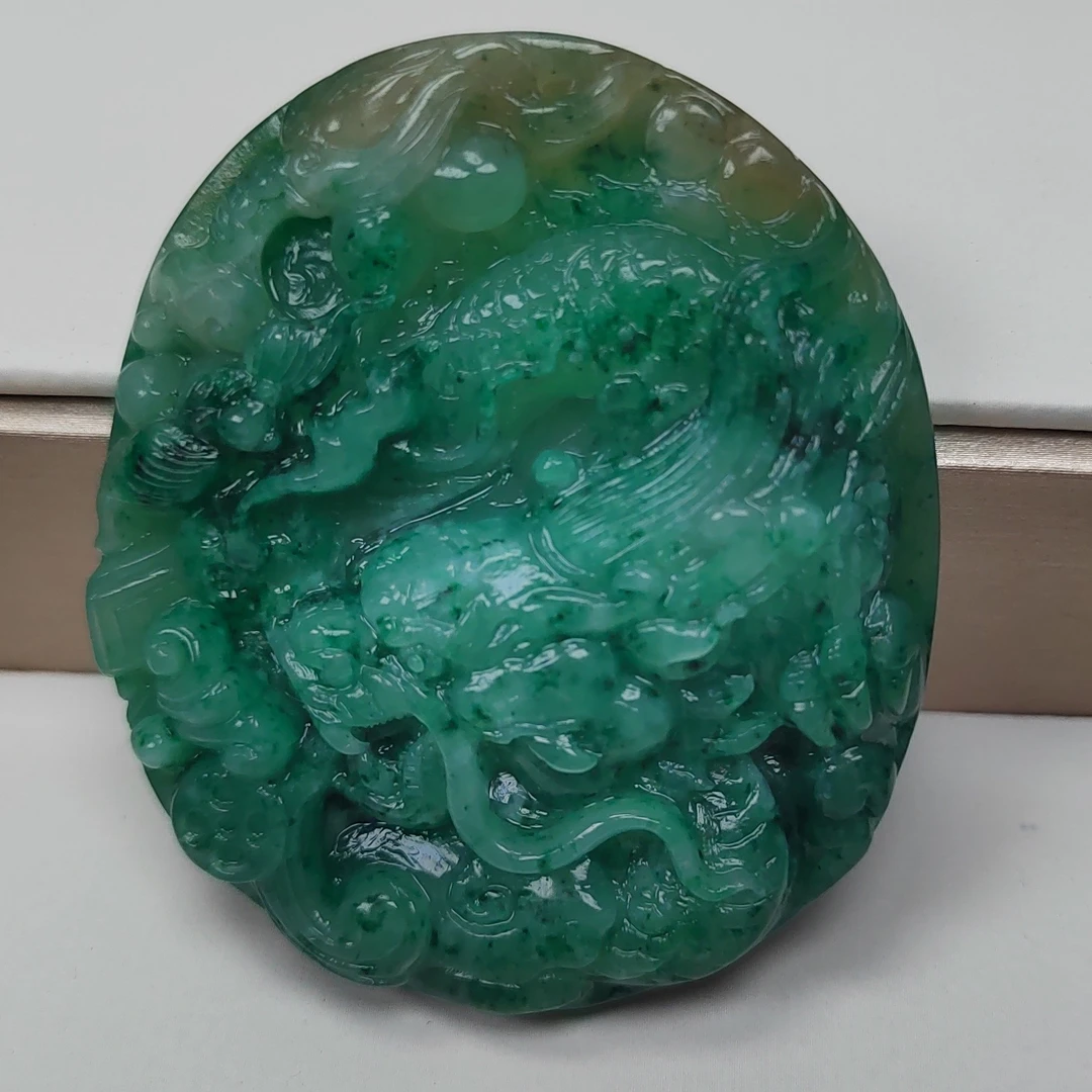 独山玉龙牌独特设计精美饰品