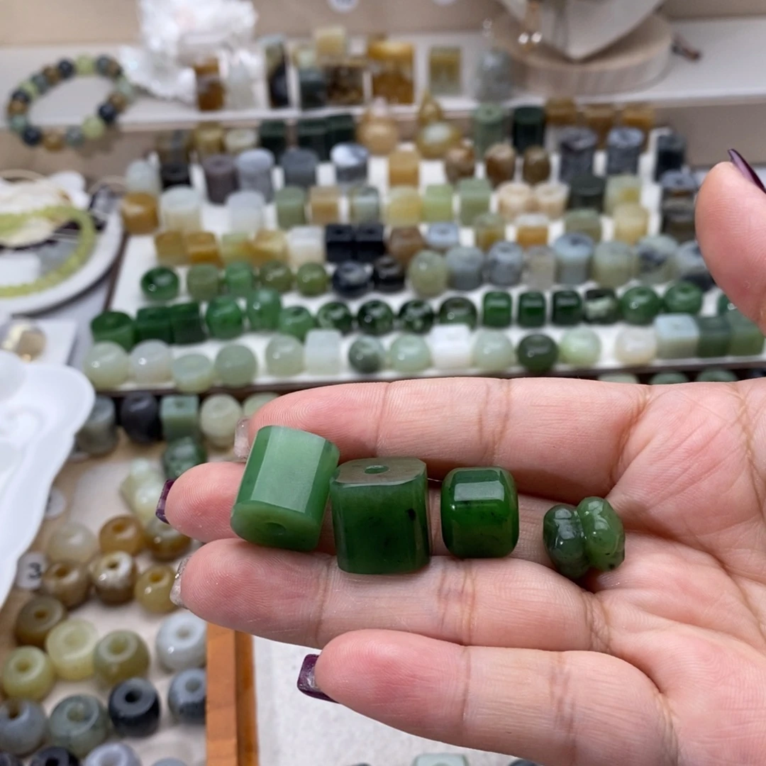 依***古和田玉未镶嵌颈饰买断