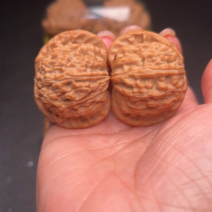 桃核把件43白狮子