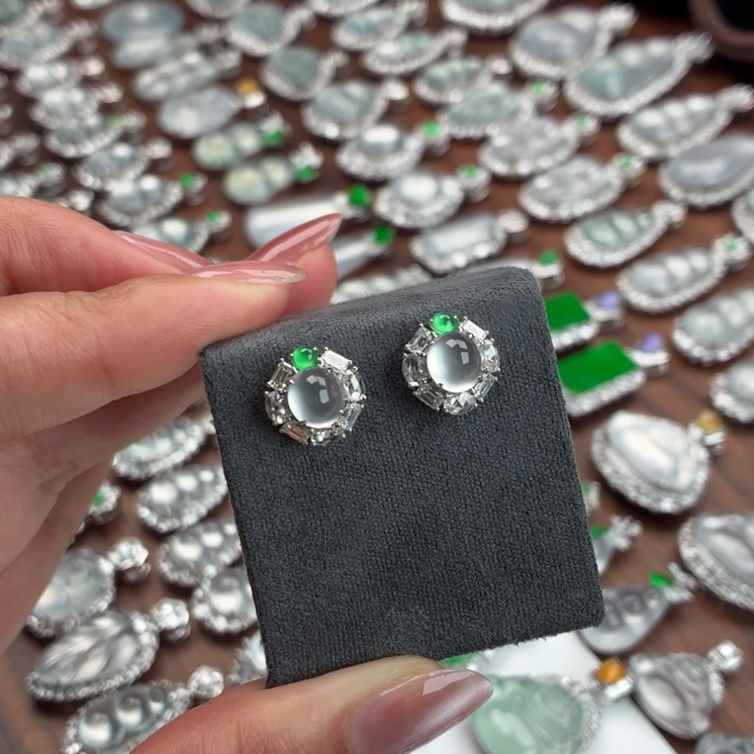 翡翠18K金镶嵌颈饰蛋面耳钉