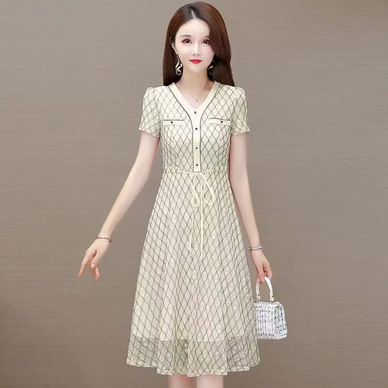 时尚菱形格纹连衣裙2025年新款V领气质减龄女神范遮肚显瘦裙子潮