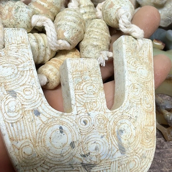 蛇纹石玉颈饰未镶嵌
