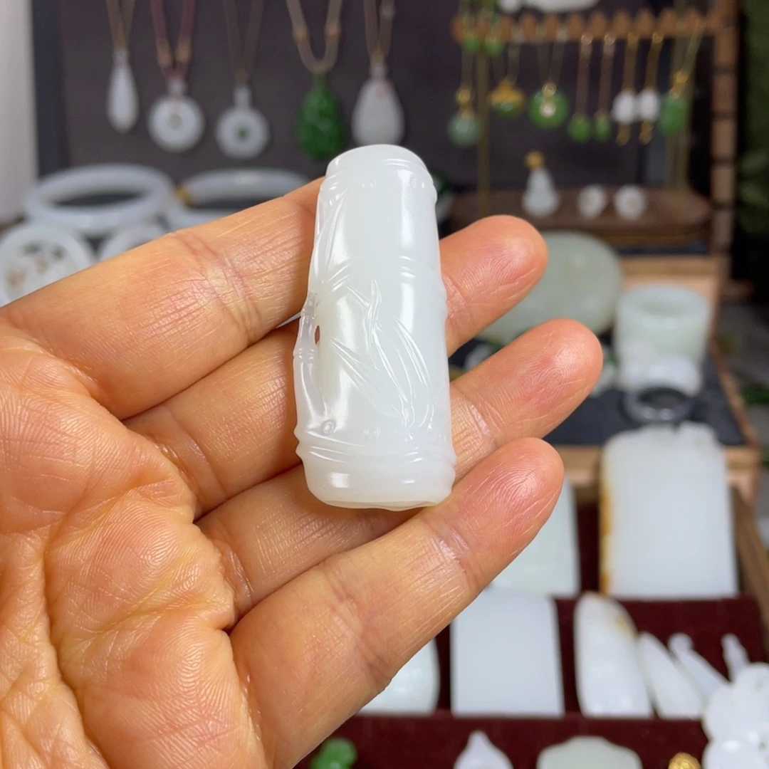 柠***檬和田玉未镶嵌颈饰