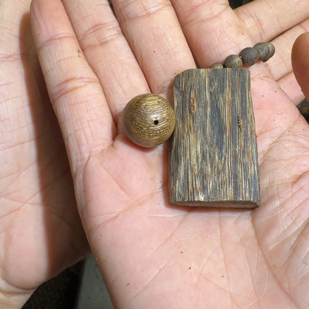 沉香沉香碎屑饭****）乌身老料海南7克料子