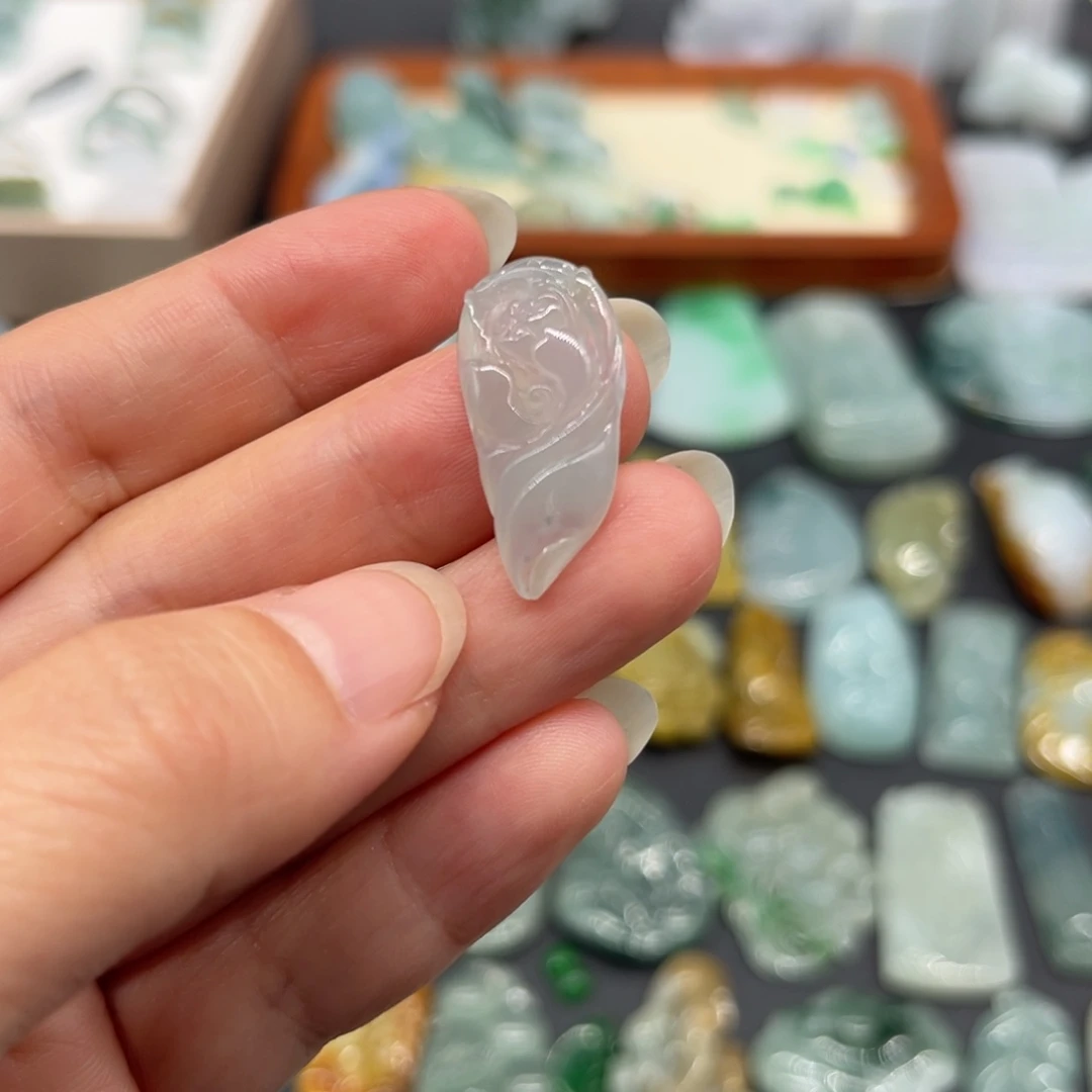 翡翠未镶嵌颈饰莲花