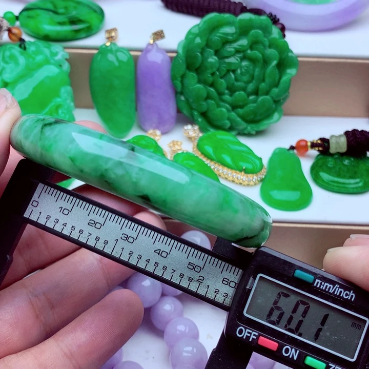 翡翠未镶嵌手镯……