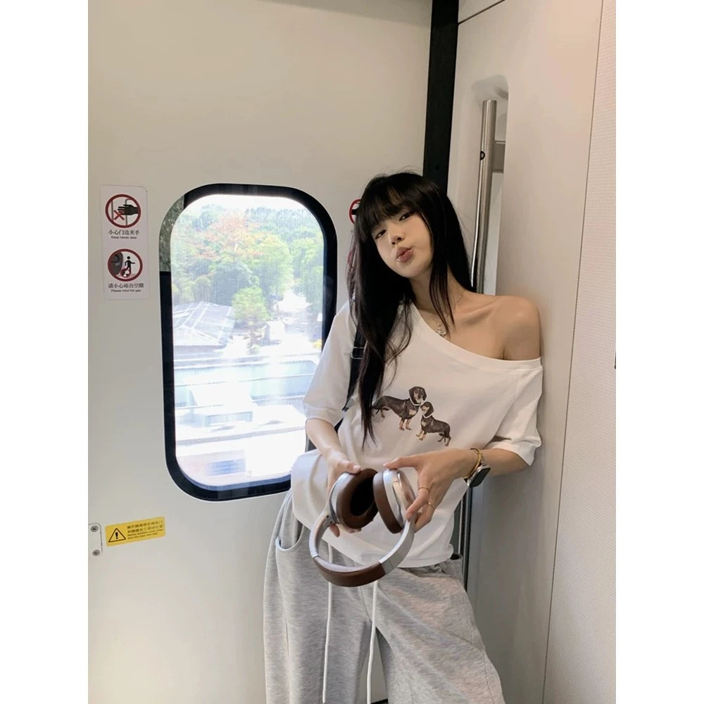 8845#『美到犯规』独特设计感小狗印花斜肩上衣