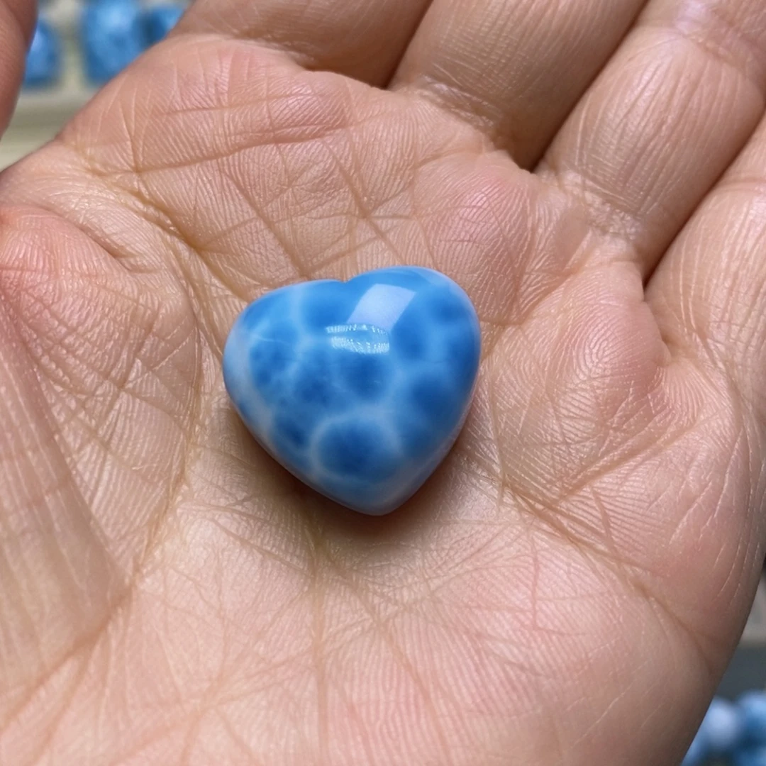 椰***汁针钠钙石（海纹石）未镶嵌颈饰