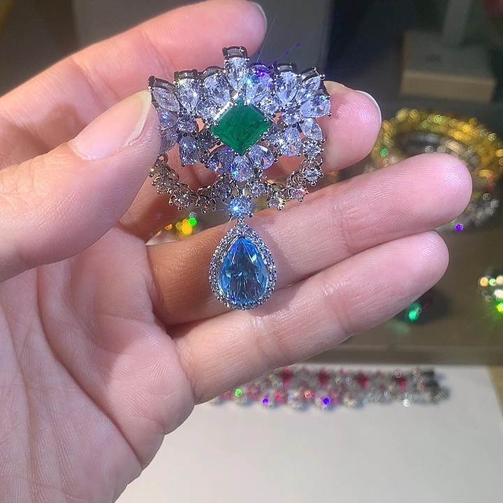 非金属胸针。