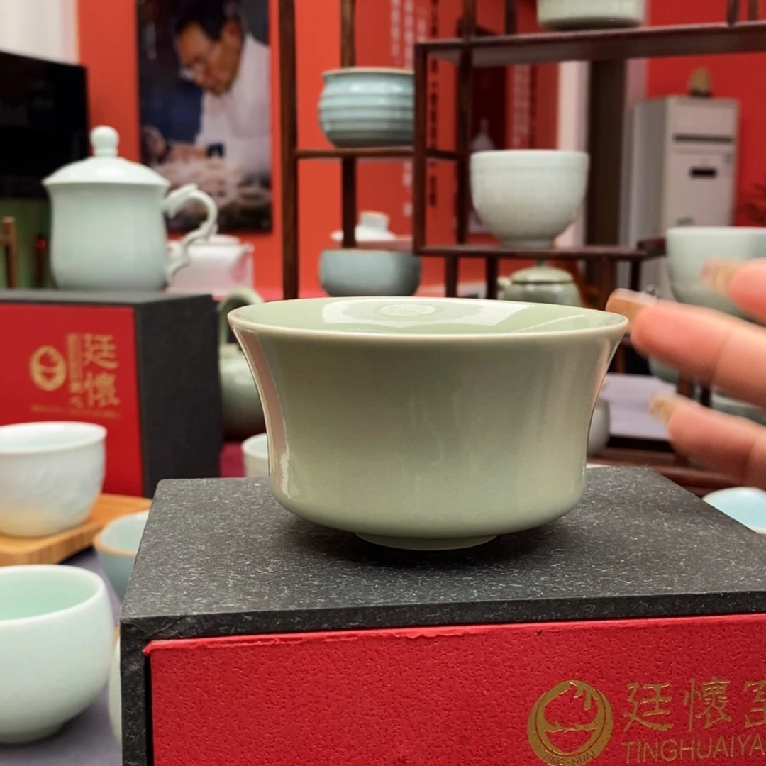 豆绿色活态瓷马蹄杯